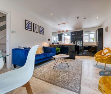 4 bedroom semi-detached house to rent - Photo 3