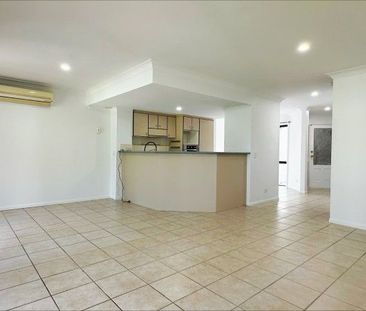 Beautiful 3-Bedroom Townhouse in the Heart of Hope Island â Your ... - Photo 1