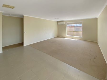 17 Aliza Avenue, California Gully - Photo 3