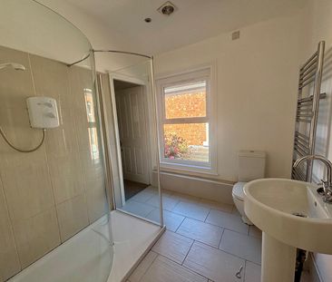 A three bedroom Mid Terraced House - Photo 1