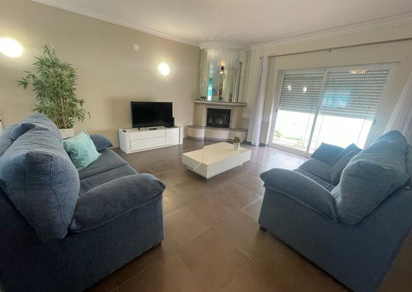 Excelente moradia V3 com Piscina localizada em Albufeira na zona das Ferreiras.