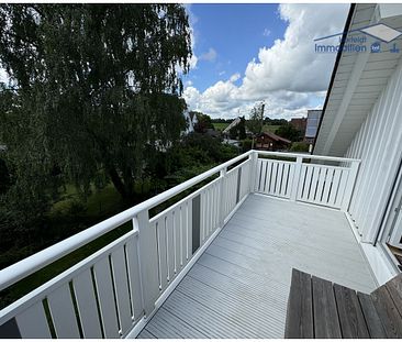 Kuschelige 2-Zimmer-Dachgeschosswohnung mit Balkon, Garten, Carport und Einbauküche - Photo 1