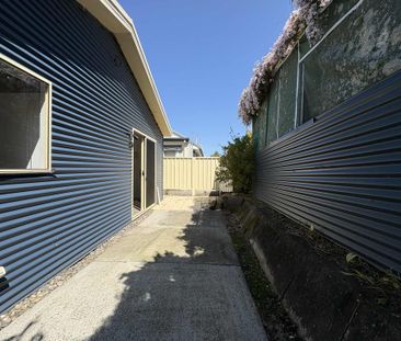 Two bedroom Cottage In Quiet Suburb - Photo 2