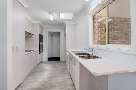 Light-Filled Villa in Quiet Cul-de-Sac - Photo 4