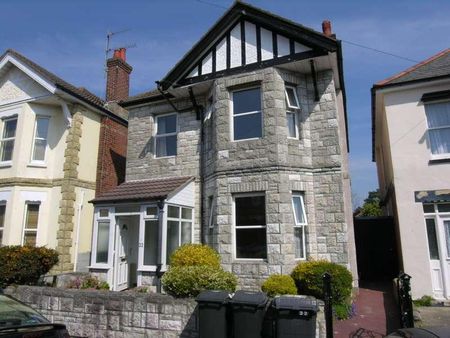 Bedroom Detached House In Charminster, BH9 - Photo 2