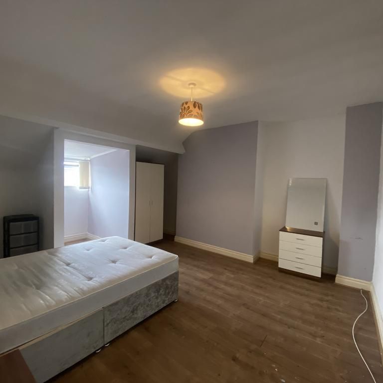 3 bedroom flat to rent - Photo 1