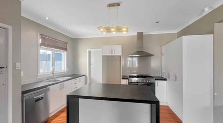 WEST END - 3 BEDROOMS - Photo 2