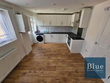 3 bedroom semi-detached house to rent - Photo 4