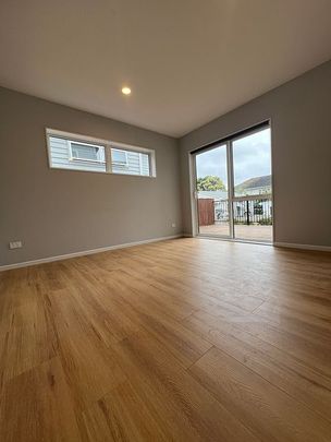 Modern design 4 bedroom house with outdoor decking - Photo 1