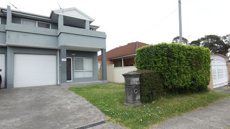 Modern & Quality 4-Bedroom Duplex - Photo 2
