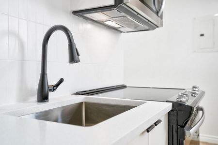 3 bedroom, 1 bath - Photo 3