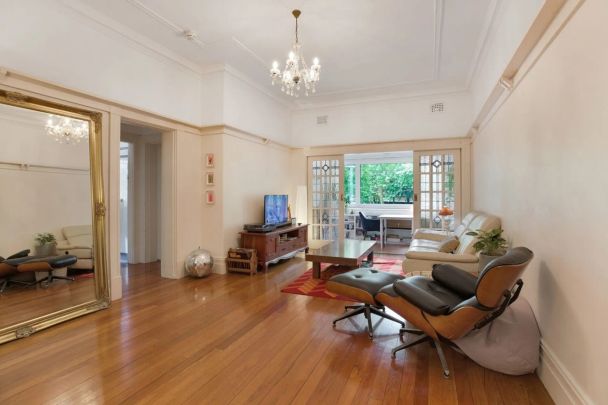Oversized Art Deco Apartment in Central Location With Double Glazed Windows - Photo 1