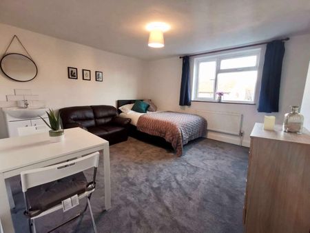 Double Rooms Available on Junction Road - 3 Minutes to Station - Photo 3