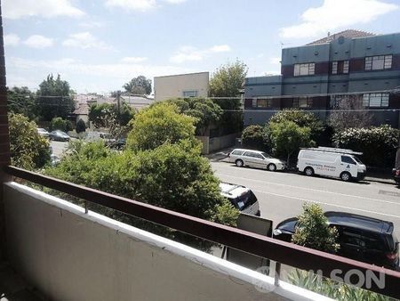 Charming One-Bedroom Apartment - Photo 5