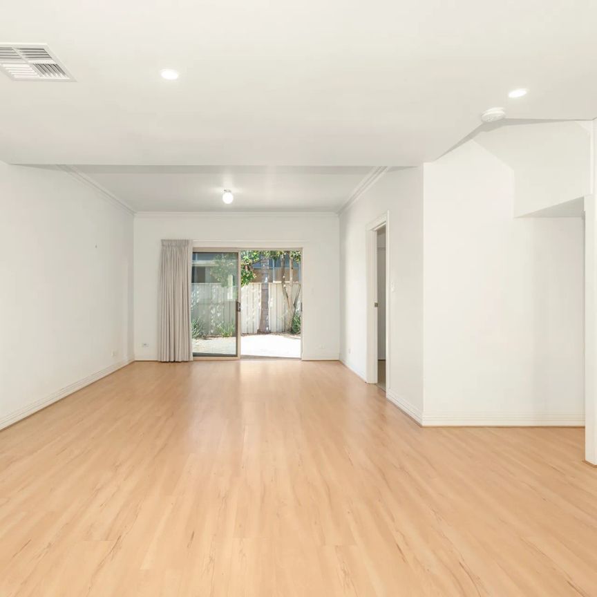 Modern Two-Storey Townhouse in a Secure, Quiet Group - Photo 1