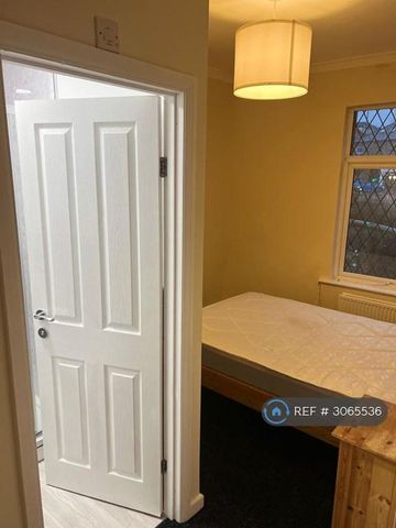 1 bedroom in a house share to rent - Photo 5