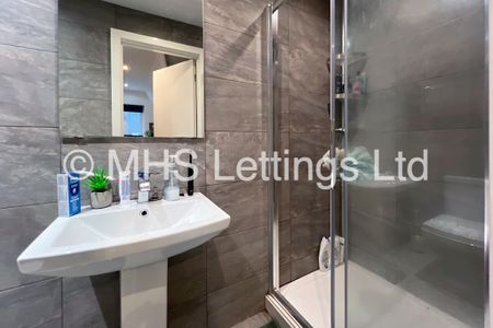 2 Bedroom Mid Terraced House for rent in Meadow View - Photo 3