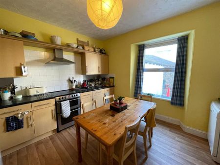6 bedroom house to rent - Photo 2