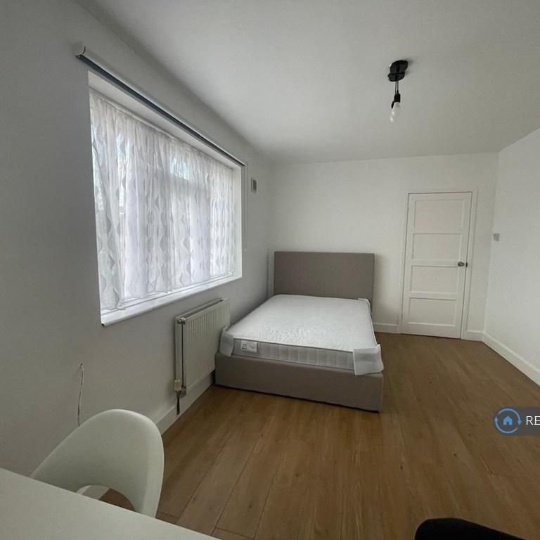 1 bedroom in a flat share to rent - Photo 1