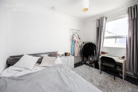 4 bedroom end of terrace house to rent - Photo 2