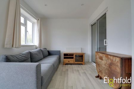 4 bedroom end of terrace house to rent - Photo 2