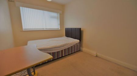 3 bedroom Flat in Lea Farm Drive, Leeds - Photo 5