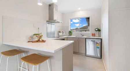 Renovated Brick & Tile 2BR Home in Bucklands Beach - Photo 4