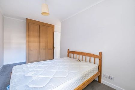 3 bedroom flat to rent - Photo 3