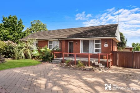 Spacious Family Home with a huge backyard! - Photo 4