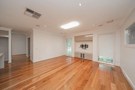 Contemporary Family Home in the Heart of Berwick - Available now - Photo 3