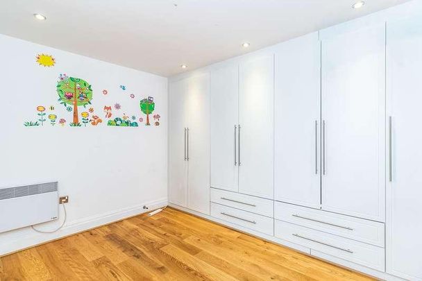 Alexander House, Royal Quarter, KT2 - Photo 1
