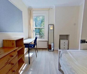 4 bedroom semi-detached house to rent - Photo 2