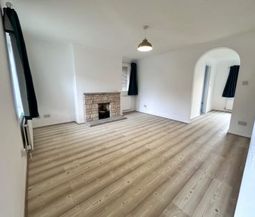 Chetwynd Mead, Bampton - Photo 2