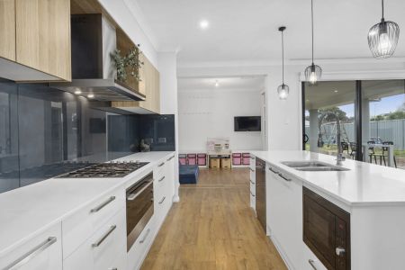 Your Dream Family Home Awaits. - Photo 3