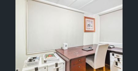 SPACIOUS FOUR BEDROOM HOME IN PRIME LOCATION ! - Photo 4