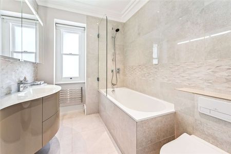 Exceptional 4 bedroom, 3 bathroom penthouse apartment overlooking Westminster Cathedral. Beautifully refurbished and exquisitely furnished. - Photo 2