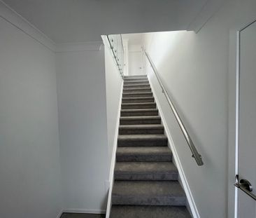 Modern 4-Bedroom Home in Mount Wellington - Photo 4