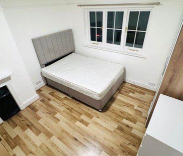 6 bedroom semi-detached house to rent - Photo 1