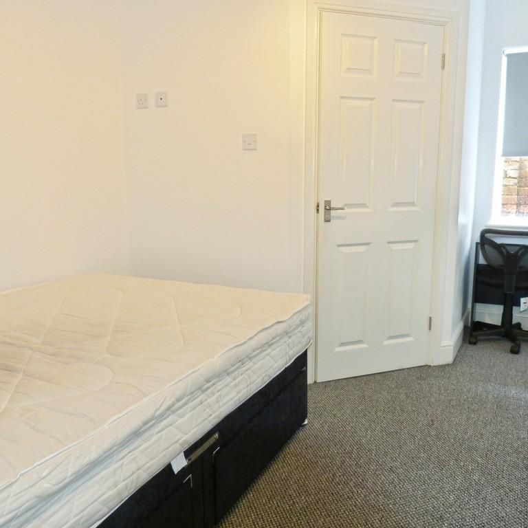 1 bedroom in a house share to rent - Photo 1