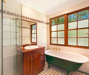 Spacious Four Bedroom House with Double Garage in Desired Location - Photo 4