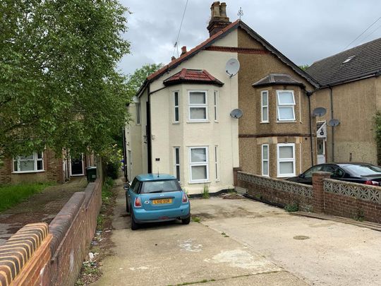 1 bedroom in a house share to rent - Photo 1