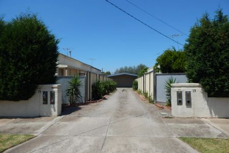 Cosy Unit in Perfect Location! - Photo 2