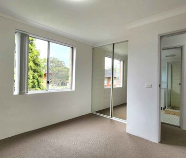 Spacious 2 bedroom apartment with 2 car spaces - Photo 3
