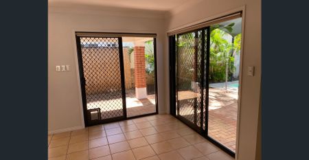 4 BEDROOM FAMILY HOME WITH POOL IN ROBINA. - Photo 3