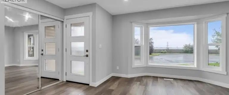 New main floor/upper Duplex available in an established inner neighborhood | upper - 109 Bedfield Court Northeast, Calgary - Photo 1