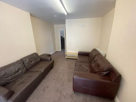 6 bedroom semi-detached house to rent - Photo 2