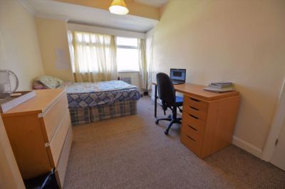 3 bedroom House in Cliffe Side Gardens, Leeds - Photo 5
