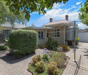 Character Cottage Living in a Prime Stepney Location - Photo 2