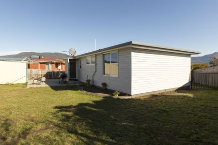 Lovely weatherboard Family home - Photo 5