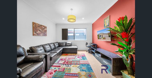 Stylish & Spacious Home – Perfect for Growing Families - Photo 1